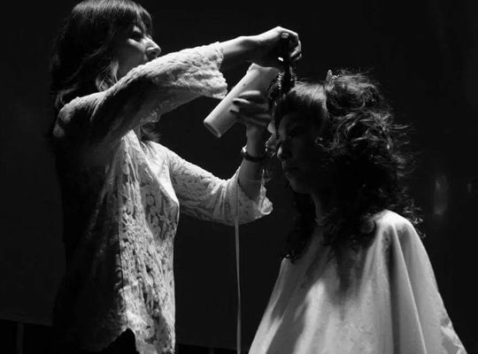 ブローして仕上げしている